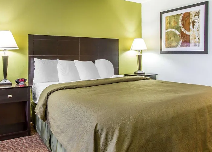 Best Hotels to Stay Near Pontiac, Michigan