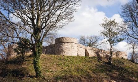 Castell Aberlleiniog Castle ruins
